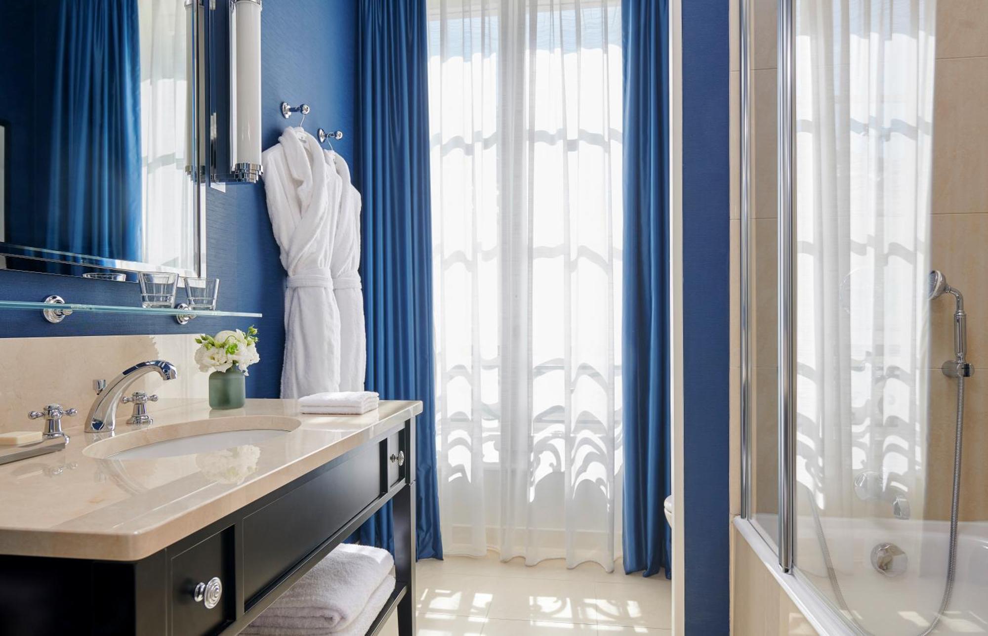 Habitación Doble Premium con cama grande y balcón